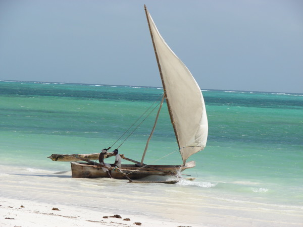 DHOW ON ZANZIBAR BEACH